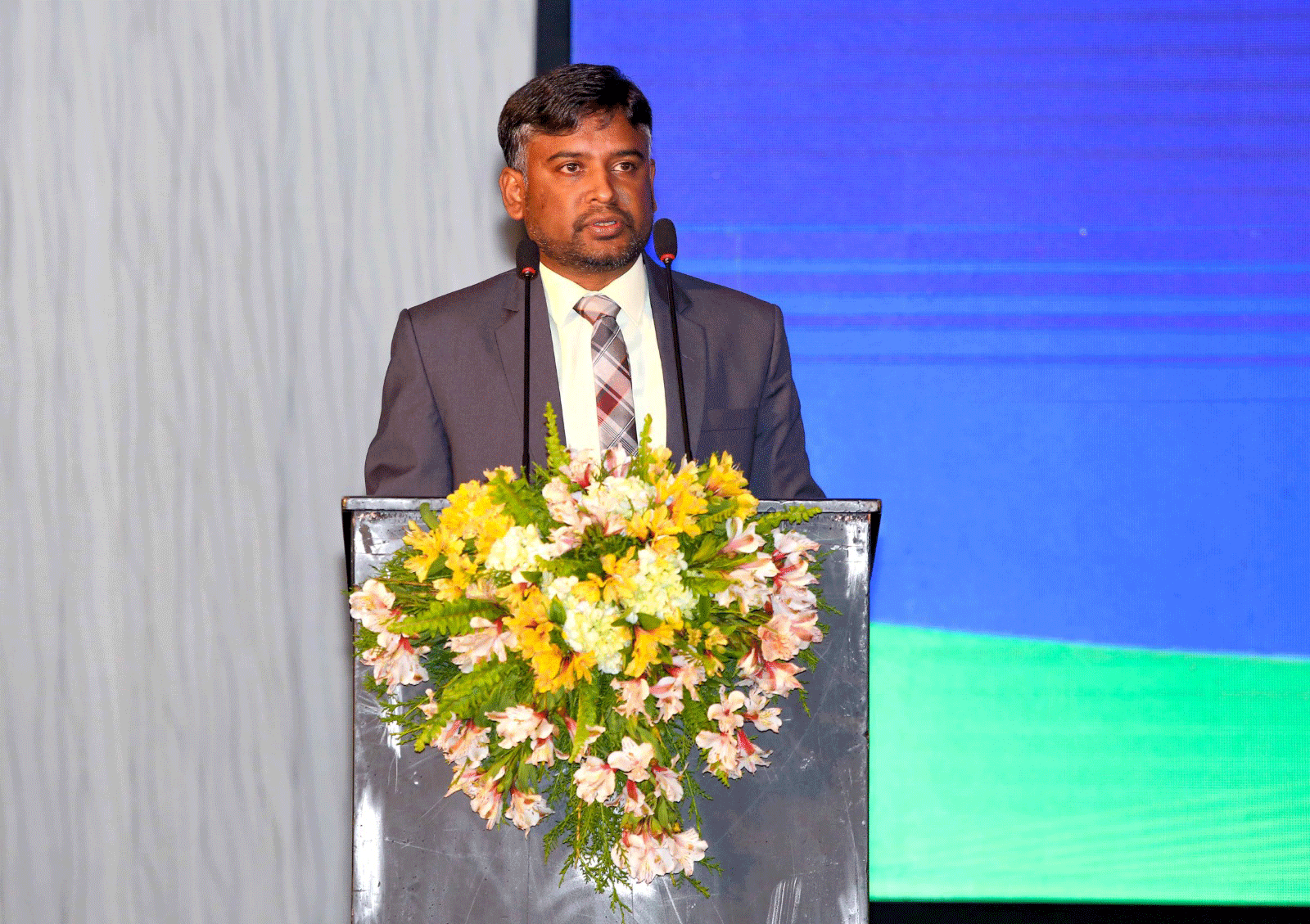 இந்தியாவிற்கும் இலங்கைக்கும் இடையிலான கலாச்சார பரிமாற்றத்தில் இந்தி மொழி குறிப்பிடத்தக்க பங்கை வகிக்கிறது.