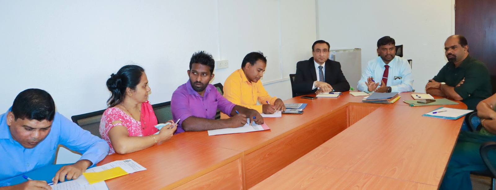 පාසල් සංවර්ධන නිලධාරීන් ගුරු සේවයට බඳවා ගැනීමේ ගැටලු සම්බන්ධ සාකච්ඡාවකට වෘත්තීය සංගම් නියෝජිතයන් අධ්‍යාපනය සහ උසස් අධ්‍යාපන විද්‍යා අමාත්‍යවරයා මුණගැසේ