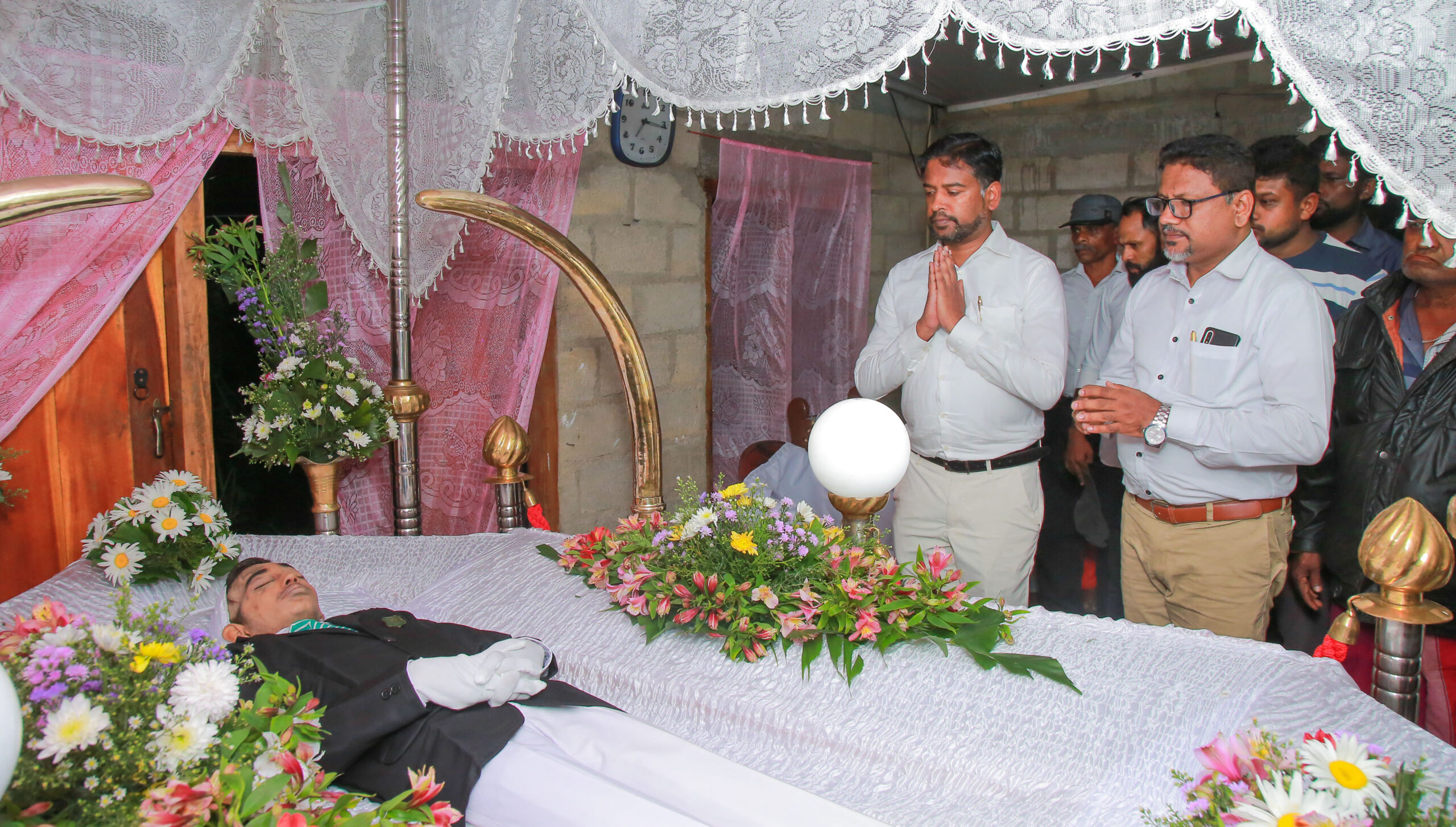 බලංගොඩ රජවක මහා විද්‍යාලයේ සිදුවීම සම්බන්ධයෙන් මූලික විමර්ශනයක්. අනාරක්ෂිත බවට සැක ගස් පාසලේ ඇත්නම් වහාම ප්‍රාදේශිය ලේකම්ට සහ දැව සංස්ථාවට දැනුම් දෙන්න…
